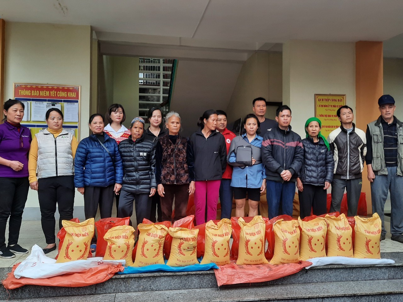 Đoàn từ thiện Hà Nội tặng quà trên địa bàn thị trấn Vị Xuyên