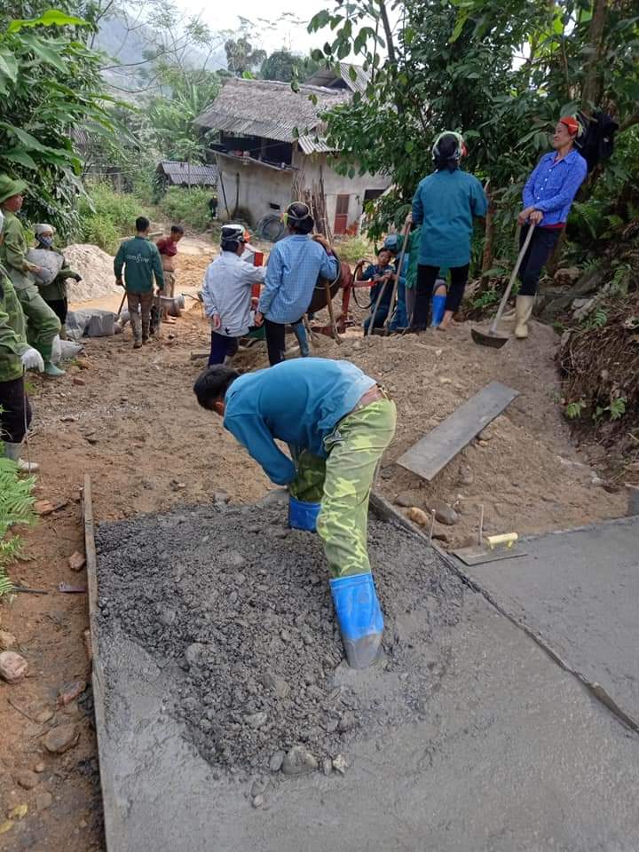 Nhân dân thôn Đông Cáp 2 thị trấn VỊ Xuyên làm đường bê tông NTM